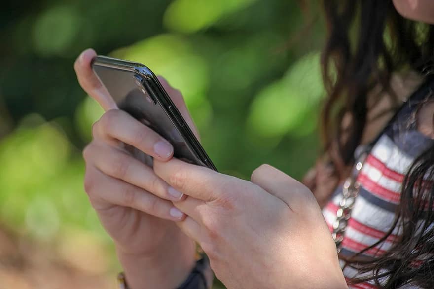 kid using smartphone